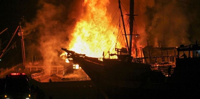 kapal kargo terbakar