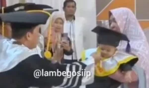 bayi wisuda