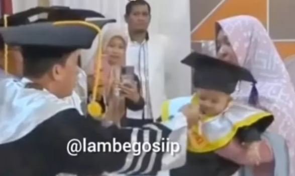 bayi wisuda