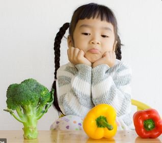 anak makan buah